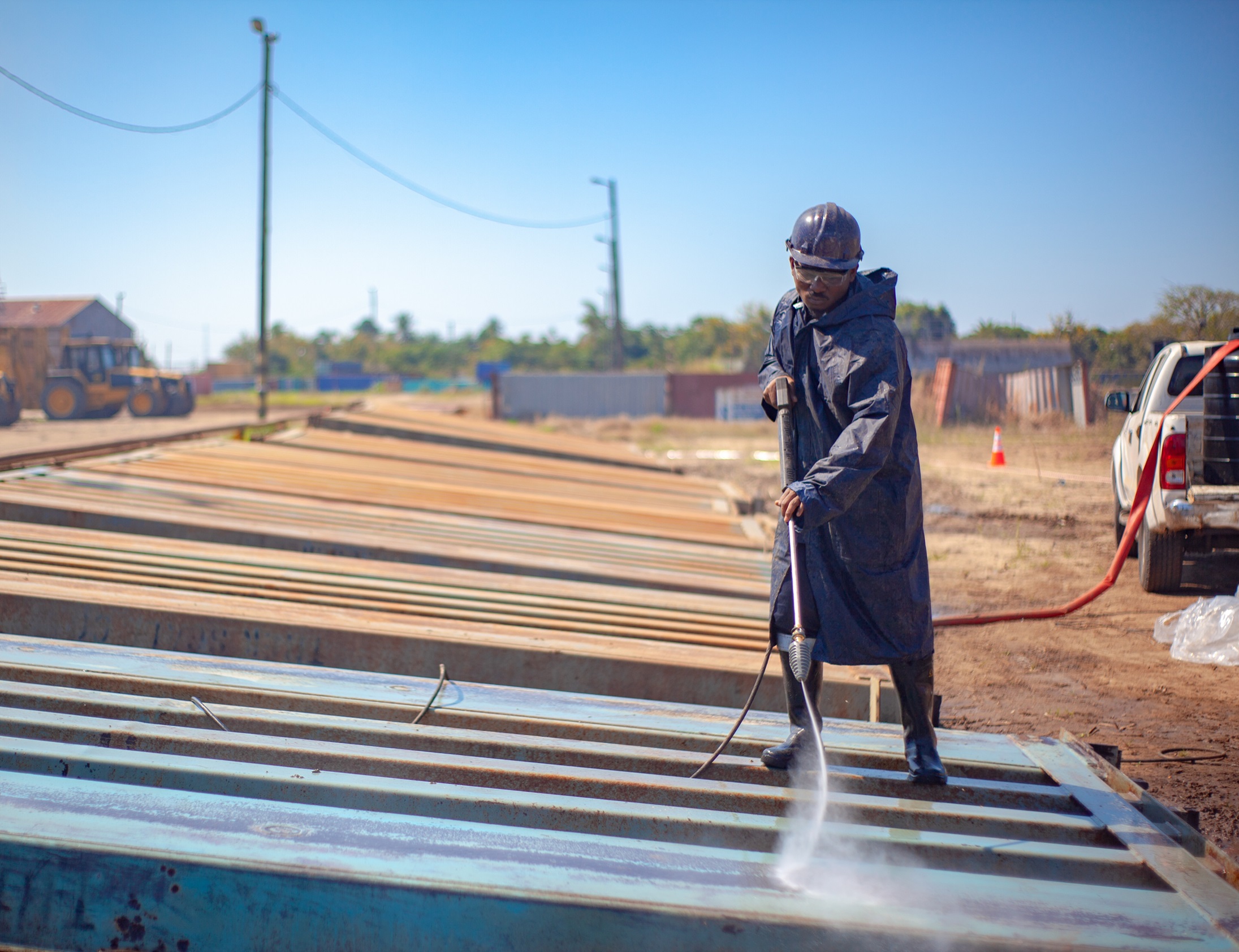 Profissional realizando limpeza industrial em equipamentos