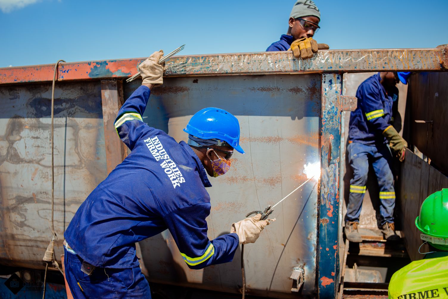 Técnico realizando manutenção industrial